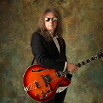 Wojtek Hoffmann z gitarą