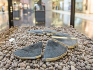 Wystawa biżuterii z tysiącletniego drewna