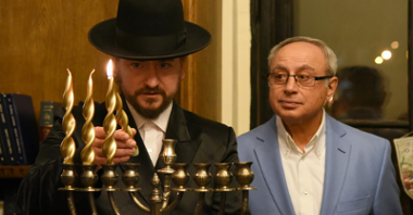 Jacek Jaśkowiak, prezydent miasta, zapalił chanukową świecę
