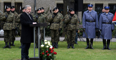 Ceremoniał wojskowy zakończył Apel Pamięci, którym oddano hołd wszystkim ofiarom stalinowskiego terroru