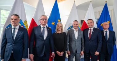 Na zdjęciu prezydent Poznania, jego zastępcy, skarbnik i sekretarz Miasta