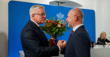 Na zdjęciu prezydent Poznania dziękujący swojemu dotyczasowemu zastępcy