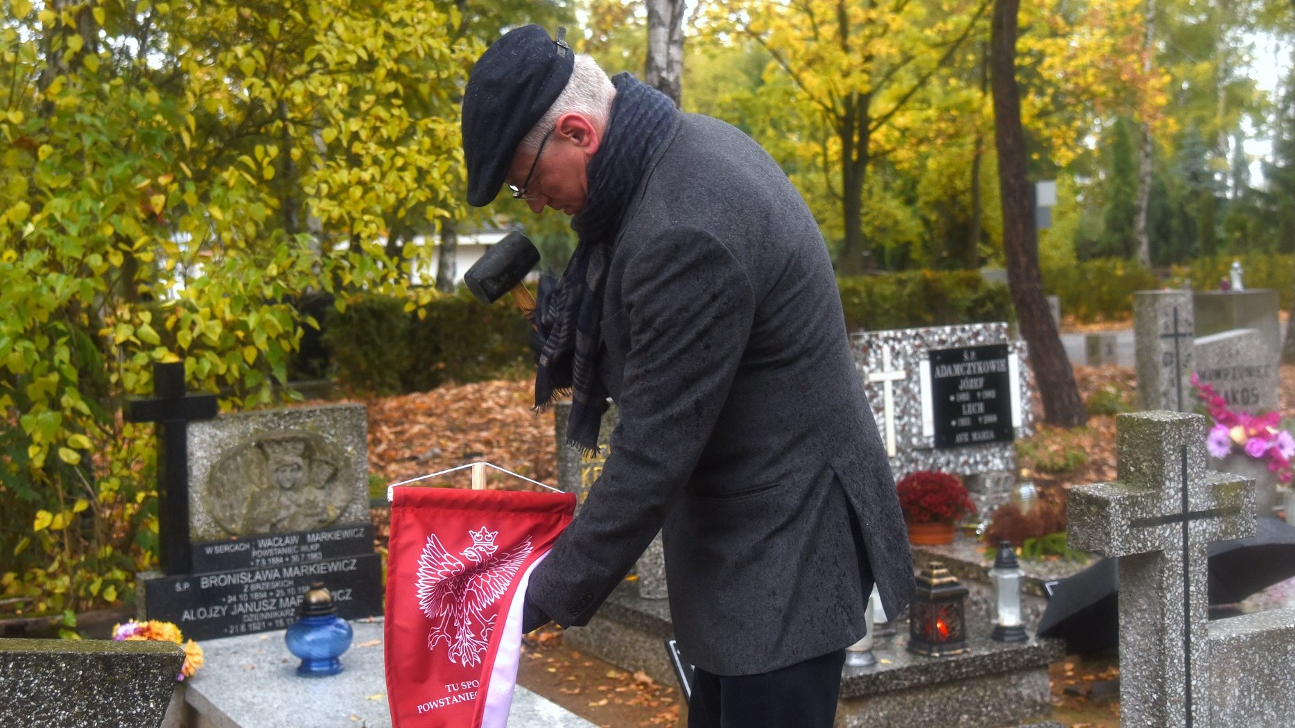 W ramach akcji "Dbamy i Pamiętamy" poznaniacy porządkują groby Powstańców Wielkopolskich