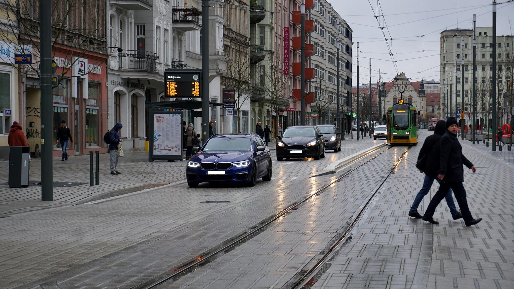 Samochody wróciły na ulicę Święty Marcin - grafika artykułu