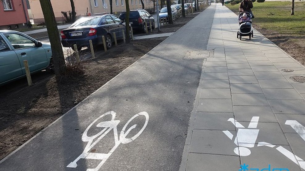 droga rowerowa i chodnik