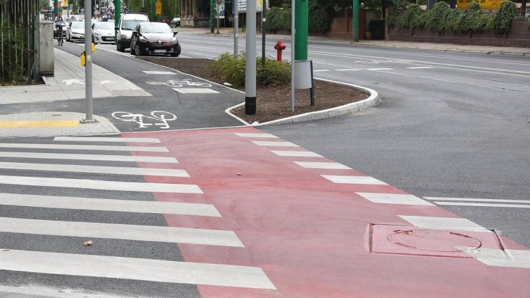Droga rowerowa w ul. Grunwaldzkiej, przejście dla pieszych.