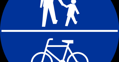 Wspólny znak C - 13 i C - 16 oznacza drogę, na której dopuszcza się ruch rowerzystów i pieszych. Oddzielone poziomo - piesi i rowerzyści mogą się poruszać po całej powierzchni drogi