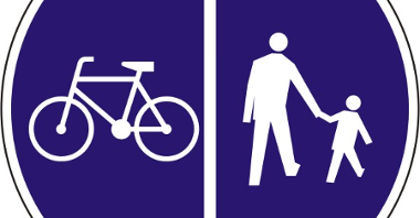 Wspólny znak C - 13 i C - 16 oznacza drogę, na której dopuszcza się ruch rowerzystów i pieszych. Oddzielone pionowo - piesi i rowerzyści mogą się poruszać po wydzielonej części drogi