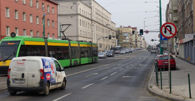 Ulica Głogowska. Samochód a z nim jadący tramwaj.