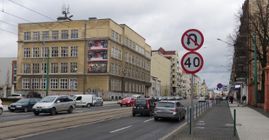 Ulica Głogowska. Znaki zakazujący zawracania i ograniczenia prędkości