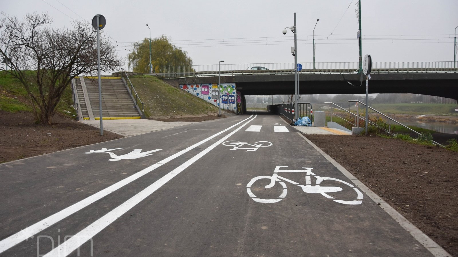 Wartostrada - nowy odcinek drogi rowerowej i pieszej, w tle most