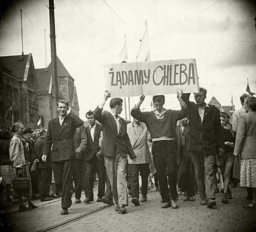 Demonstranci z transparentem na ul. Czerwonej Armii (dzisiaj Św. Marcin) fot. archiwum IPN