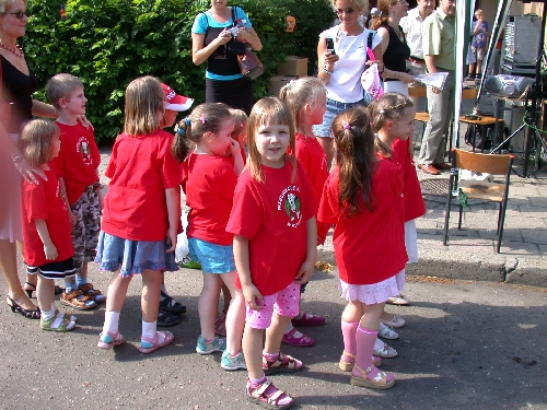 Dzieci z Przedszkola Nr 51 na krótko przed swoim występem