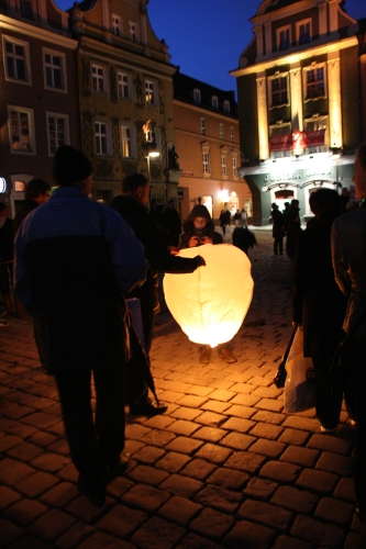 Zapalanie latających lampionów, fot. Piotr Fabiański