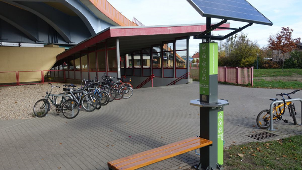 Na Górczynie stanęły nowoczesne ławki solarne i samoobsługowe stacje naprawy rowerów - grafika artykułu