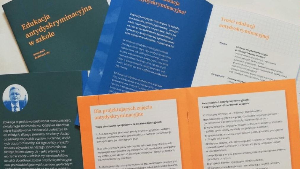 Zajęcia przeciwdziałania dyskryminacji i wykluczeniu to nie wszystko. Miasto Poznań wydało także pomocnik dydaktyczny dla nauczycieli