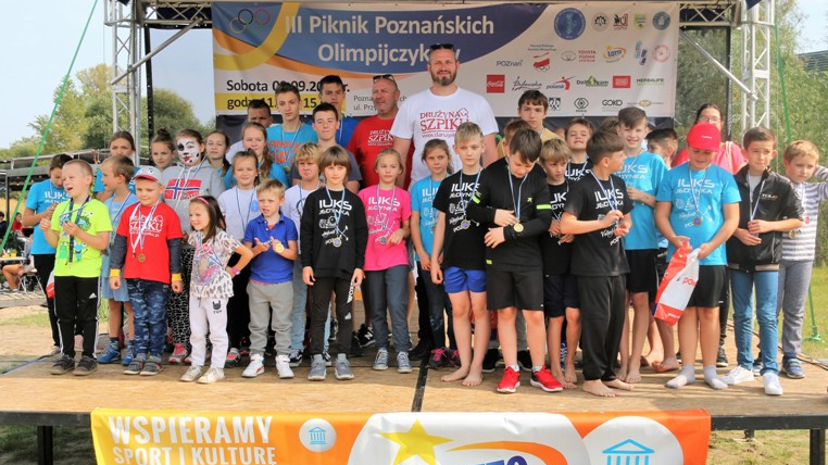 dzieci i olimpijczycy na scenie