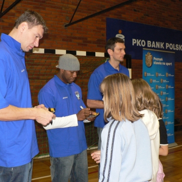 Dzieci poznają koszykarzy PBG Basket Poznań