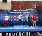 Jakub Pokusa na podium Mistrzostw Świata w kickboxingu federacji WAKO, fot. KKS Sporty Walki Poznań