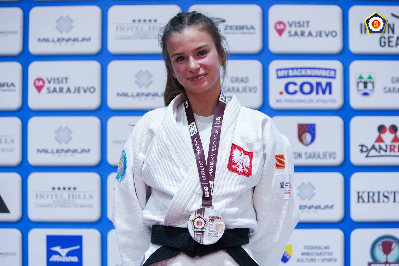 Natalia Stokłosa ze srebrnym medalem fot. Akademia Judo Na zdjęciu Natalia Stokłosa z Akademii Judo z medalem na szyi