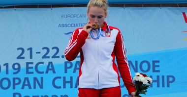 polska zawodniczka całuje medal podczas dekoracji