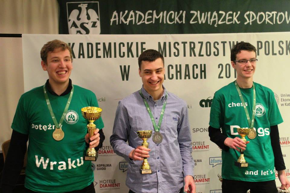 Tomasz Warakomski (z lewej) i Piotr Brodowski (z prawej) na podium AMP w Szachach. - grafika artykułu