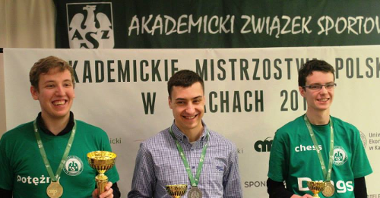 Tomasz Warakomski (z lewej) i Piotr Brodowski (z prawej) na podium AMP w Szachach.