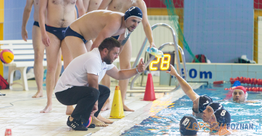 trener daje wskazówki zawodnikom znajdującym się w wodzie