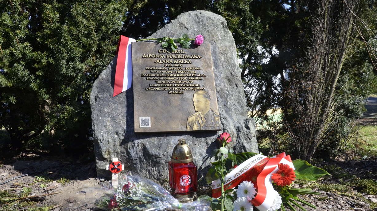 Tablica poświęcona pamięci Alana Maćkowiaka