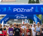 Uczestnicy Biegu Czerwca zgromadzeni na starcie biegu na terenie HCP