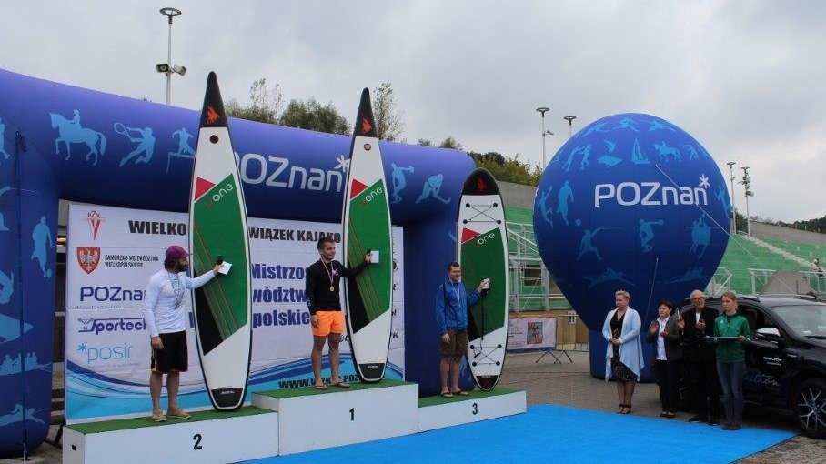 zawodinyc SUP z deskami na podium