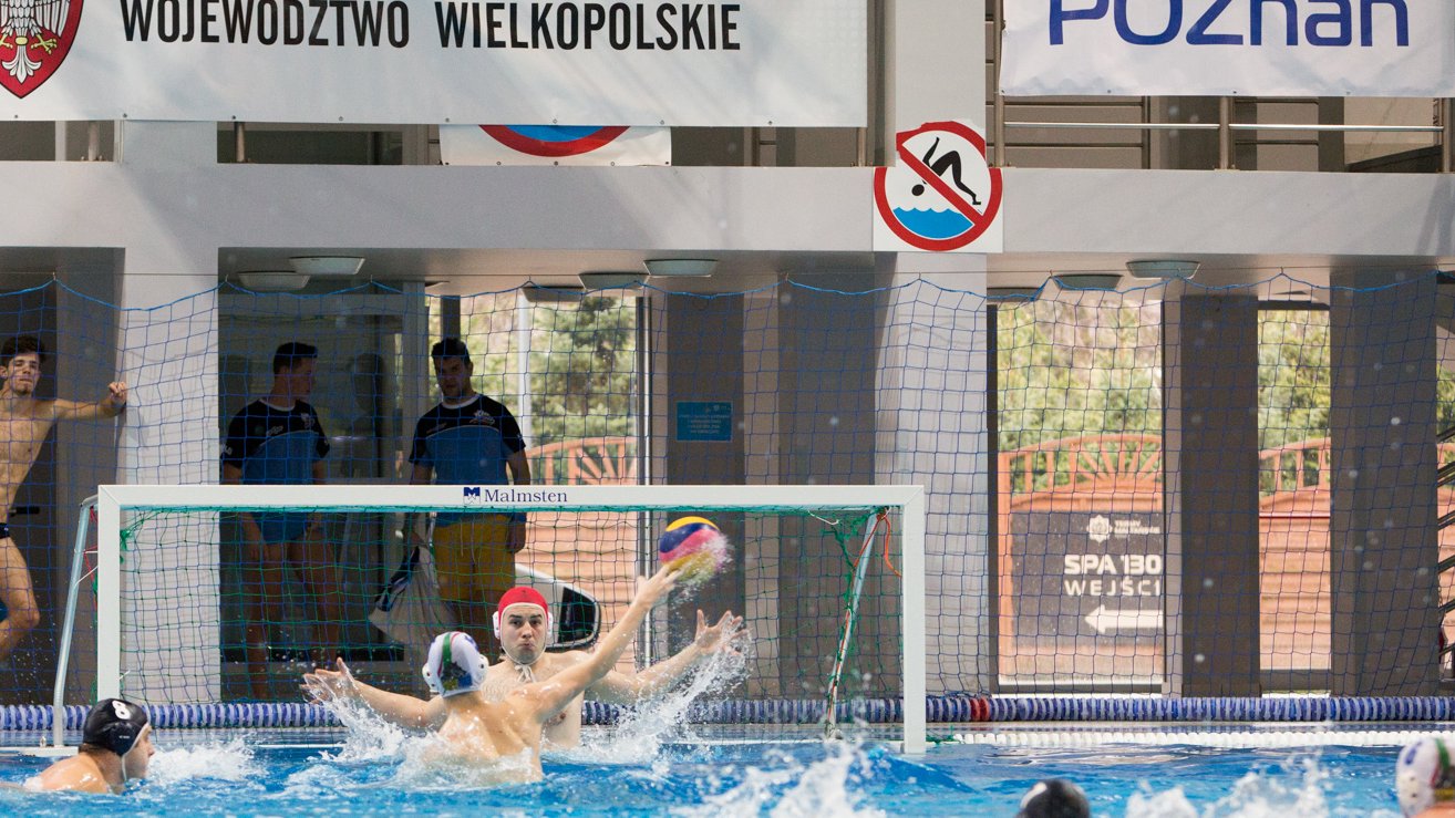 zawodnicy w wodzie podczas akcji na bramkę