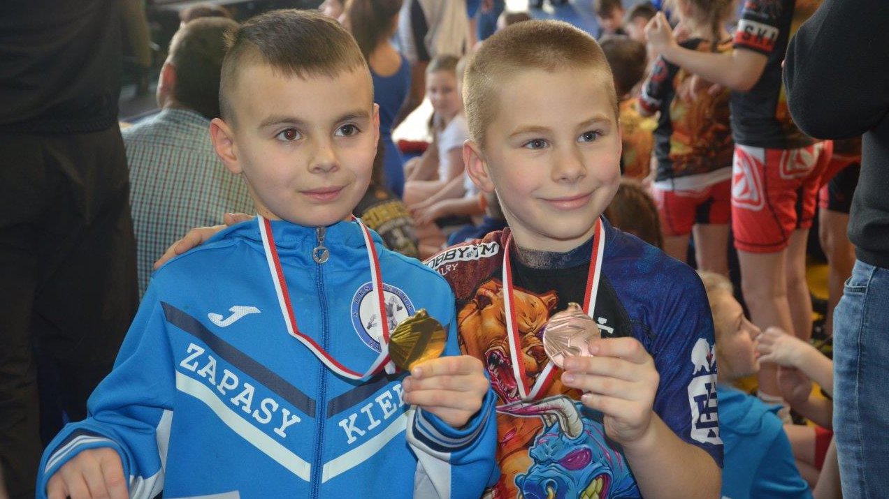 zawodnicy z medalami