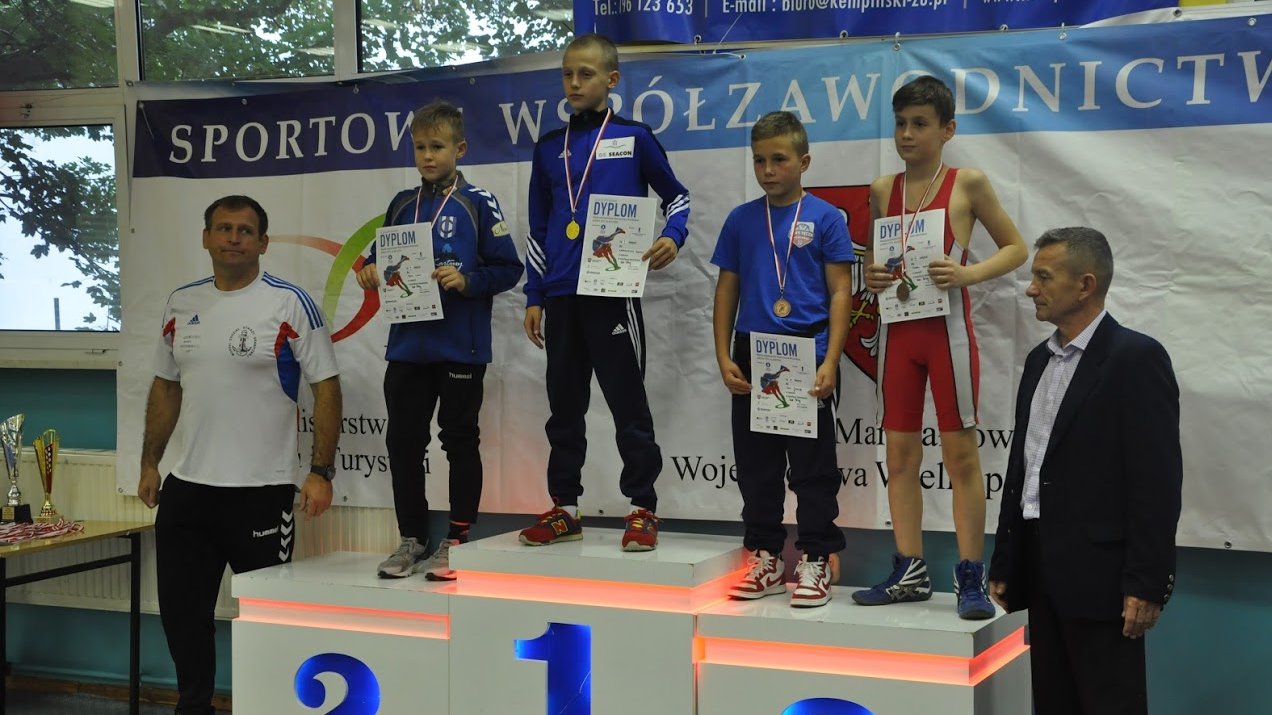zawodnicy z medalami na podium