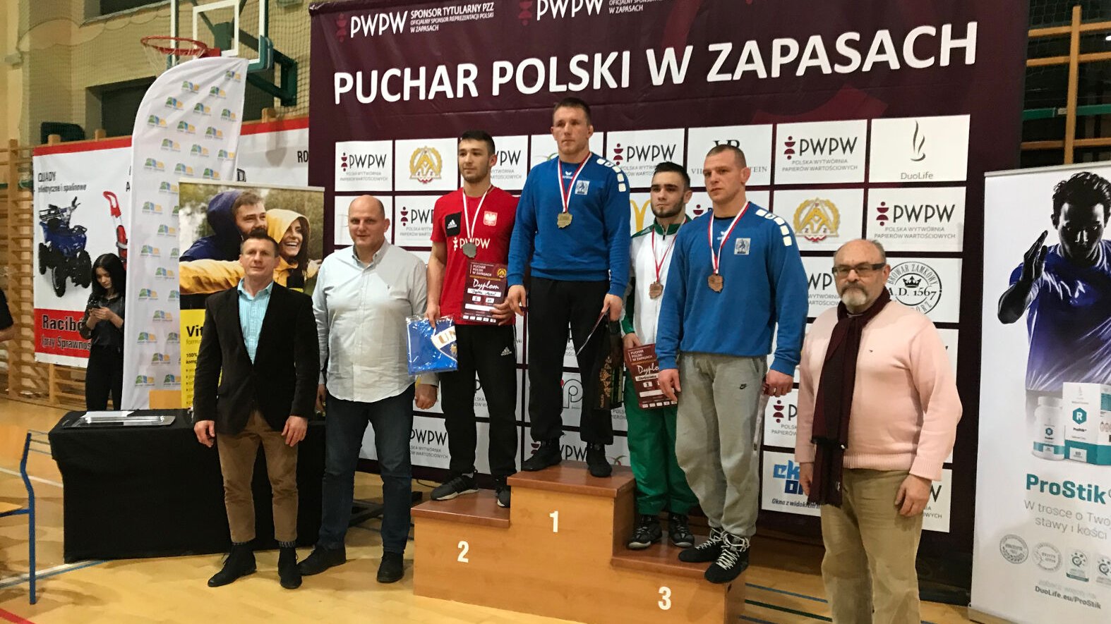 zawodnicy z medalami na podium