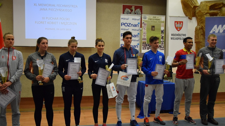 zawodniczki i zawodnicy z pucharami