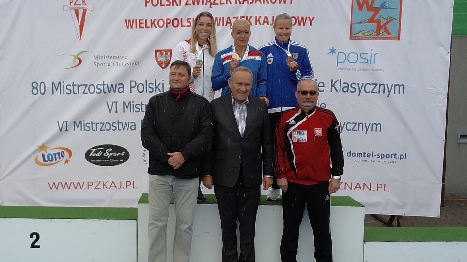 zawodniczki z medalami na podium