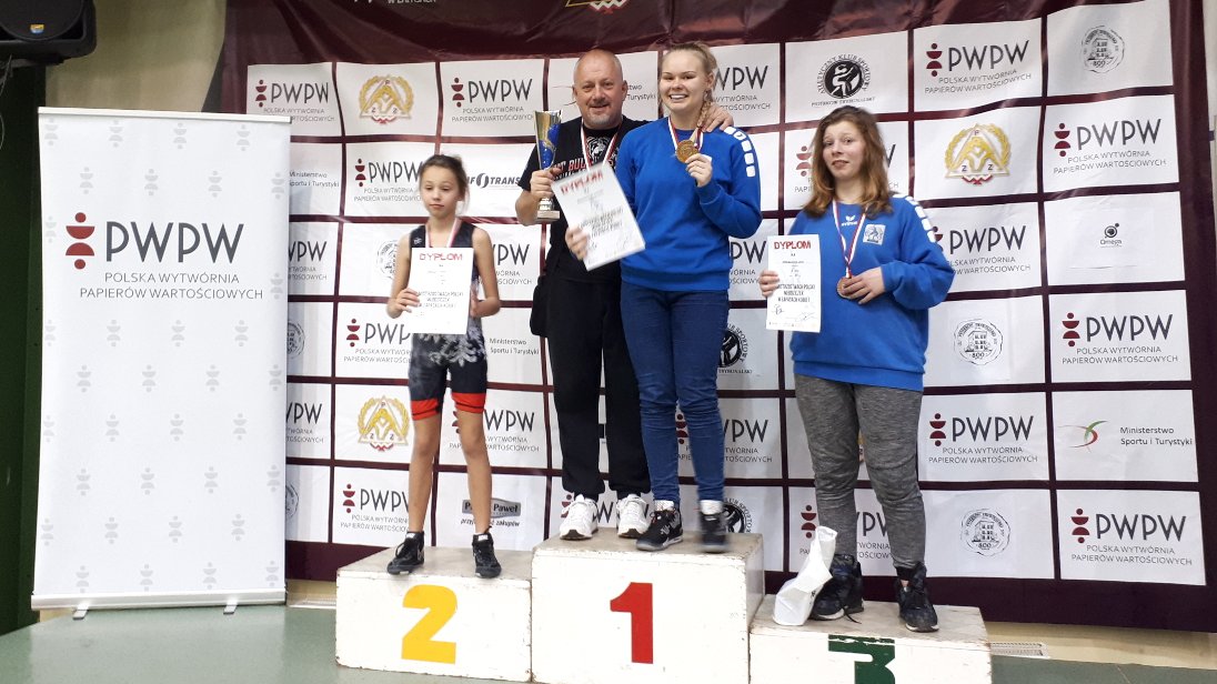 zawodniczki z medalami na podium