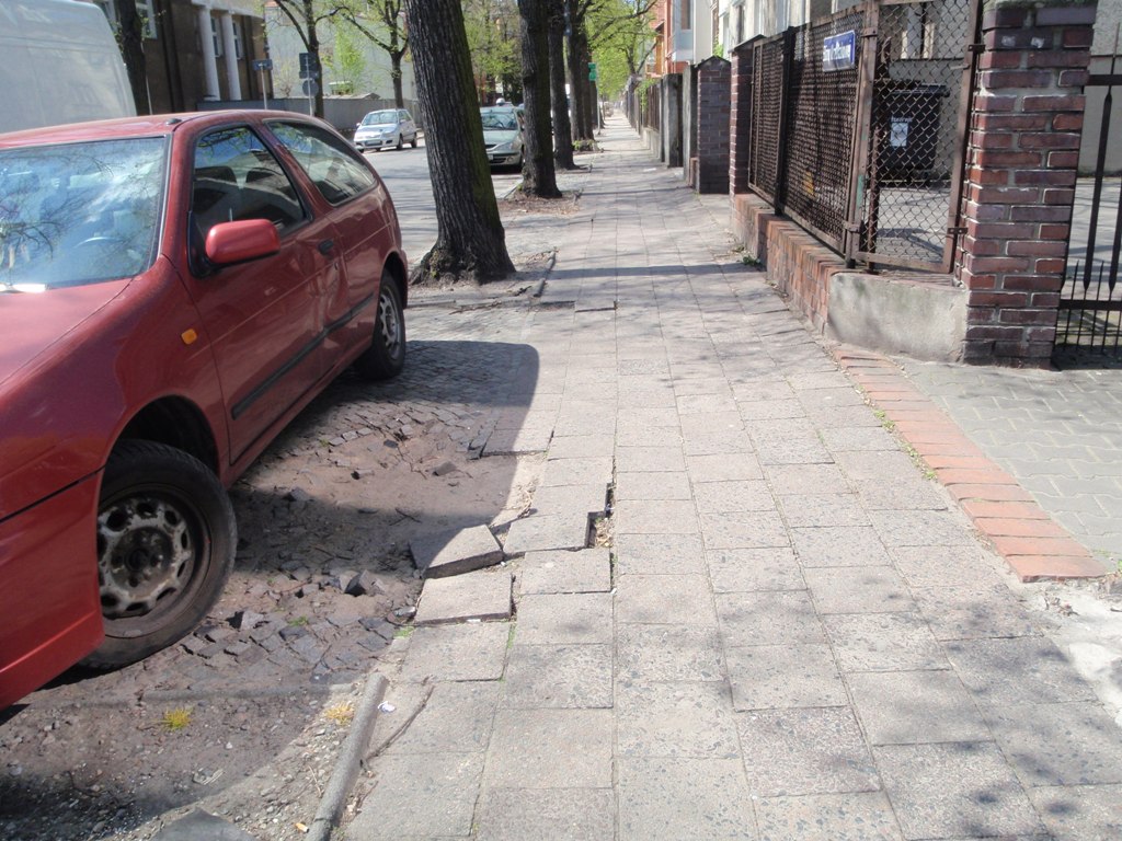 Zniszczony chodnik przez parkujące samochody - przykład interwencji