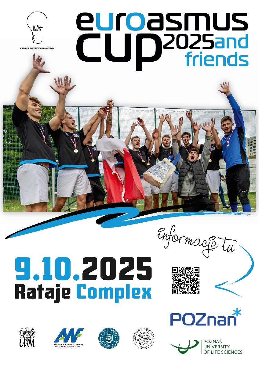 EUROASMUS AND FRIENDS CUP 2025 grupa młodych męzczyzn w strojach sportowych świętują zwycięstwo. Trzymają polską flagę i puchar. Na dole data wydarzenia oraz kod QR