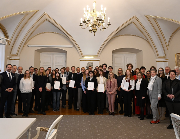 30 laureatów i finalistów olimpiad przedmiotowych odebrało miejskie stypendia. Wyróżnienia wręczono młodym ludziom w środę, podczas uroczystości w Urzędzie Miasta Poznania. Grupa stypendystów stojących i pozujących do zdjęcia w sali białej urzędu miasta