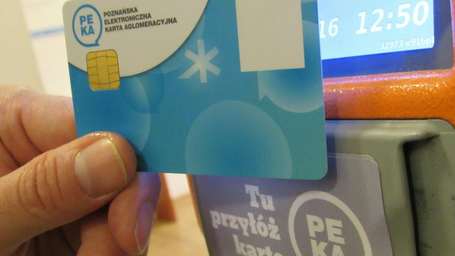 Podstawą do korzystania z biletu semestralnego jest imienna karta PEKA