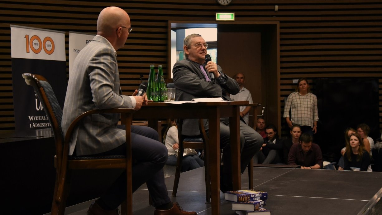 Tłumy na wykładzie prof. Normana Daviesa