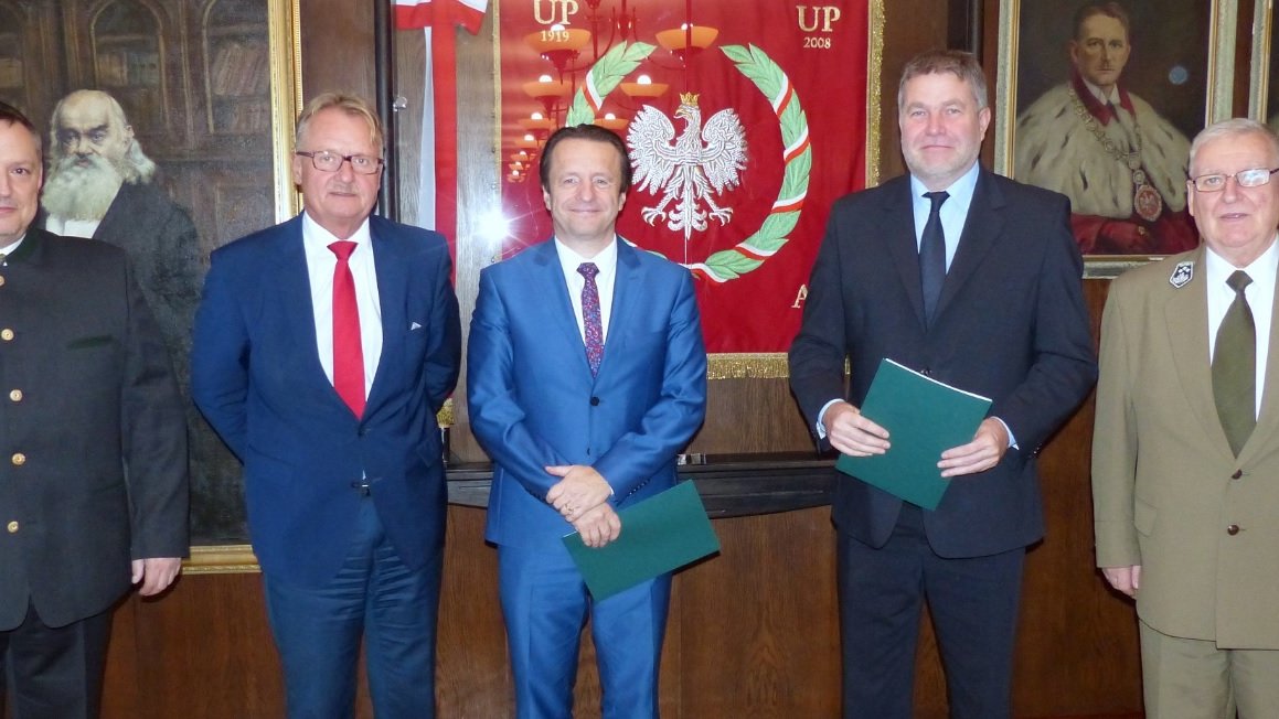 Umowę podpisali: Maciej Wudarski, zastępca prezydenta Poznania i prof. dr hab. Krzysztof Szoszkiewicz, prorektor Uniwersytetu Przyrodniczego
