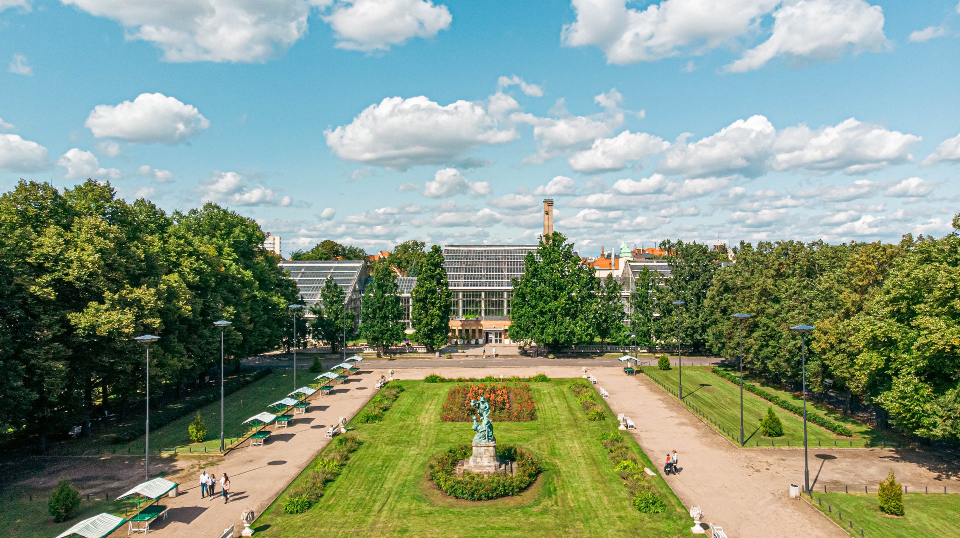 W najbliższy piątek park Wilsona zmieni się w przestrzeń pełną pozytywnej energii, zdrowego ruchu i aktywności prośrodowiskowej Zdjęcie przedstawia park Wilsona otoczony przez budynki. Zdjęcie zrobiono z lotu ptaka.