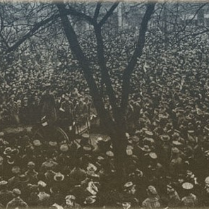 Czarno białe zdjęcie wiecu na placu Wolności.