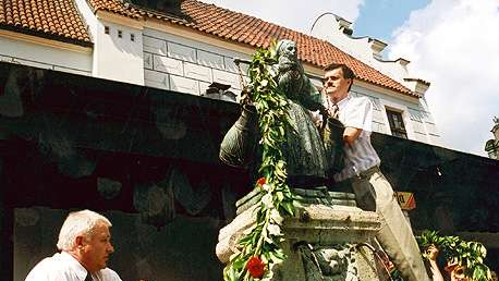 Ubieranie figury Bamberki girlandą. V Święto Bamberskie, 5 VIII 2000 r. fot. Witold Hoppel