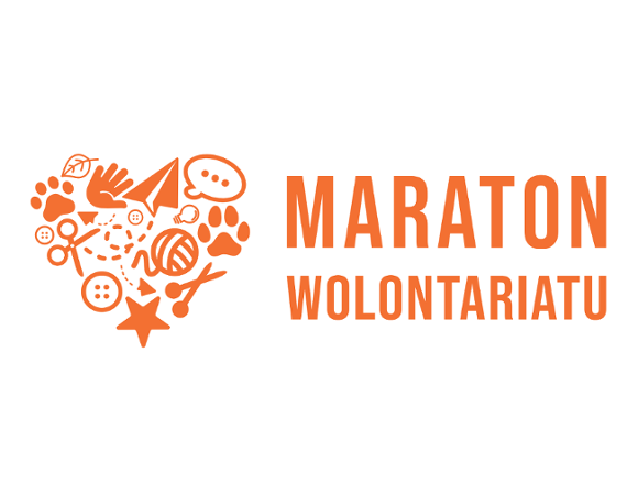Poznański Maraton Wolontariatu Na zdjęciu po lewej stronie znajduje się serce, a po prawej stronie napis "Maraton Wolontariatu". Elemnty są w kolorze pomarańczowym na białym tle.