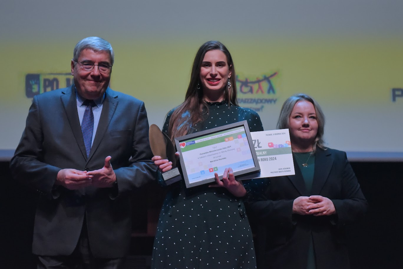 Marcelina Rosińska - Poznańska Wolontariuszka Roku 2024 Od lewej:Przewodniczący Rady Miasta Grzegorz, nagrodzona Marcelina Rosińska, Magdalena Pietrusik-Adamska Dyrektora Wydziału Zdrowia i Spraw Społecznych
