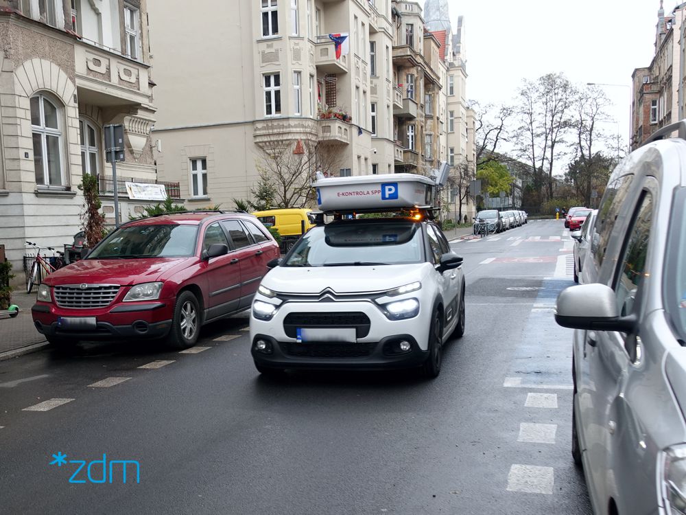 Car with specialized equipment to control on-street parking - grafika artykułu